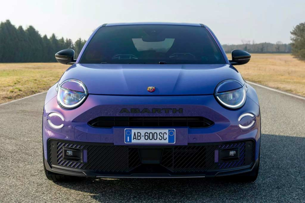 Abarth 600e: электрический паркетник оказался самым мощным автомобилем марки