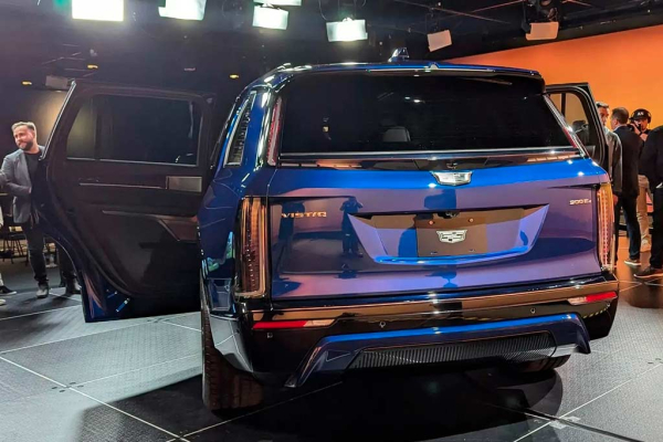 Американцы представили трехрядный электрический кроссовер Cadillac Vistiq