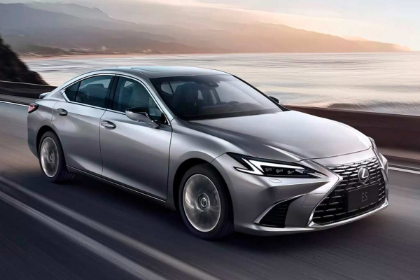 Вновь обновленный седан Lexus ES справил премьеру на моторшоу в китайском Гуанчжоу