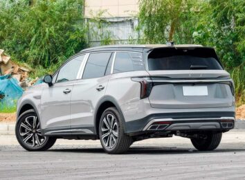 Новый Hongqi HS7 II второго поколения: объявлены российские цены