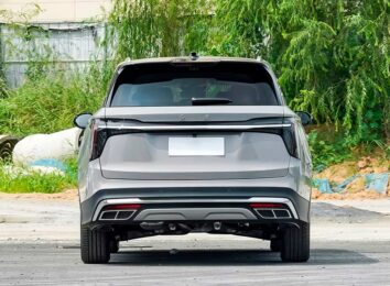 Новый Hongqi HS7 II второго поколения: объявлены российские цены