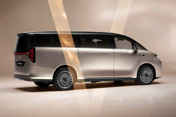 Компания Geely рассекретила гибридный минивэн Galaxy V900