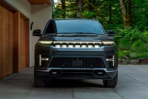 Американцы обновили флагманский внедорожник Jeep Grand Wagoneer